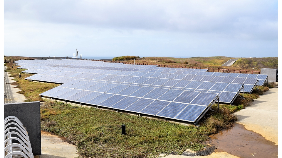 台電於100年成功將太陽能發電系統併入七美發電廠中。